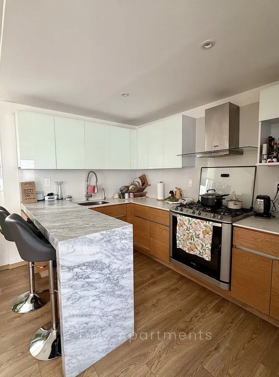 Dining corner and built-in shelving